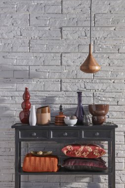 Dekoratif mobilya tarzı gri tuğla duvar arkaplanı ve bitki vazosu.