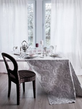 Dekoratif yemek odası tabak cam ve yiyeceklerle dolu..