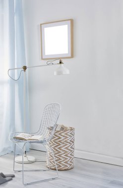 Dekoratif banyo sepeti lambası ve sandalye stili.
