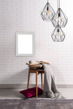 Duvarın içi mor yastık ve lamba dekoru.