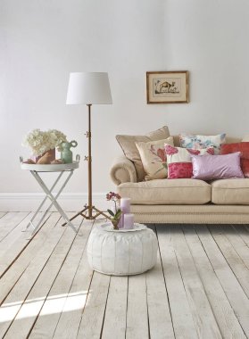 Dekoratif oturma odası kanepesi orta masa beyaz kahve masası ve lamba..