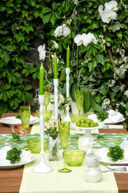 Bahçe yemek odası mum stili.