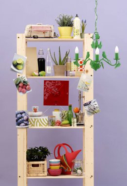 Kitap rafı ve duvar kağıdı arkaplanı olan ev nesnesi biçimi.