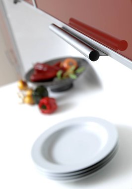 Modern mutfak iç dekorasyonu ve detaylı yemek tabakları