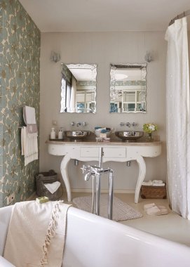 Banyo odası. Lavabo ve küvet ve dolap ile yaşam konsepti..