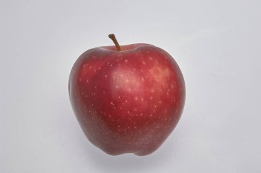 kırmızı elma meyvesi izole