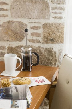 Otel odasının taş perdesi ve masası.