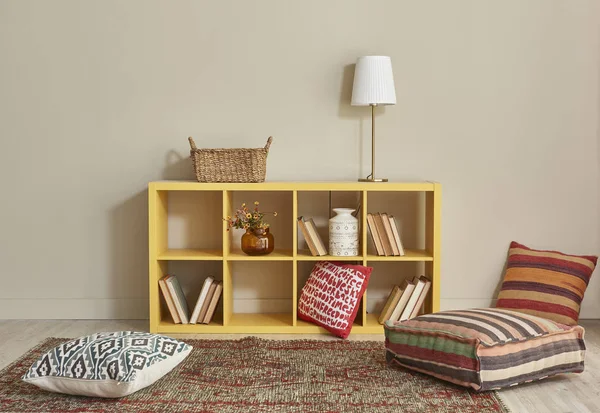 içinde güzel mobilya ve kitap ile modern iç oda