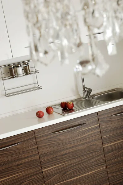 现代厨房用苹果装饰的细节 — 图库照片