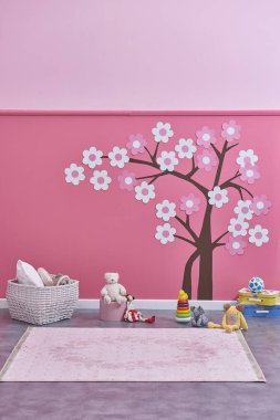 sandalye ve oyuncaklar ile yeni çocuk odası, pembe duvar ve ağaç deseni, Dekoratif iç tasarım 