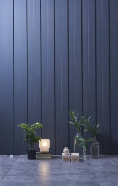 Modern koyu mavi duvar, dokulu duvar, mavi dekoratif duvar ve iç konseptyeşil bitkiler. 
