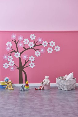 oyuncaklar ile yeni çocuk odası, pembe duvar ve ağaç deseni, Dekoratif iç tasarım 