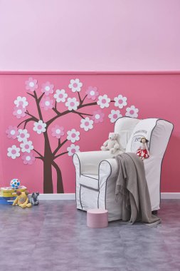 sandalye ve oyuncaklar ile yeni çocuk odası, pembe duvar ve ağaç deseni, Dekoratif iç tasarım 