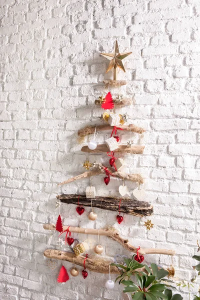 美丽的节日装饰房间与圣诞树 室内设计多彩配件 — 图库照片