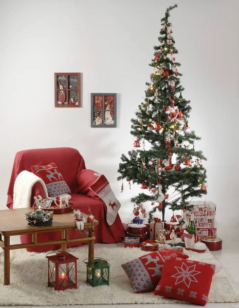 Roter Sessel Weihnachtsbaum Und Noel Interieur Zimmer Mit Mitteltischrahmen Stil — Stockfoto