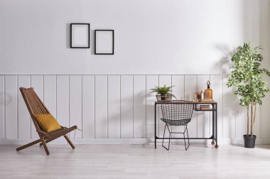 Dekoratif ahşap sandalye ve beyaz odada çalışma masası