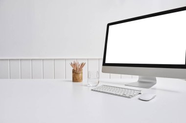 Arka planda yalıtılmış modern masaüstü ve bilgisayar ekranı 