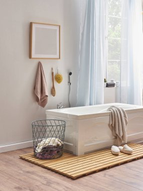 Modern banyo detay ahşap ıslak zemin ile oda ve küvet. Dekoratif banyo oda tasarımı, havlu ve yeşil bitki. Bahçe Manzaralı tarzı