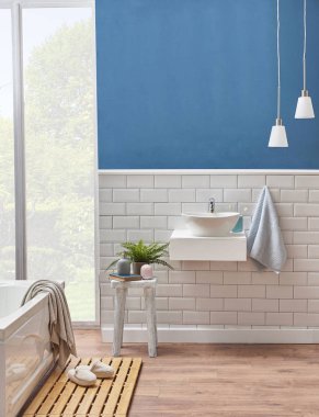 Beyaz ve mavi duvar, dekorasyon beyaz seramik ve lavabo Banyo odası tarzında. Küvet banyo oda tarzı kapının önünde olduğunu.