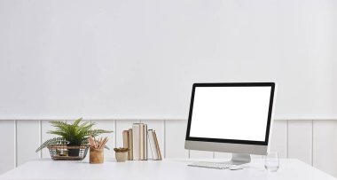 Arka planda yalıtılmış modern masaüstü ve bilgisayar ekranı 