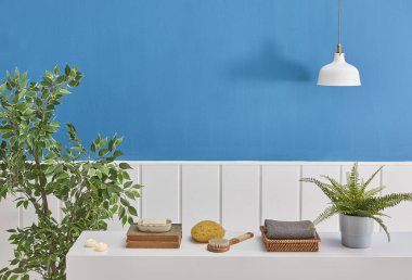 Mavi ve beyaz arka plan, güzellik spa konsepti ve fırça ve havlu tarzı ile lamba dekorasyon