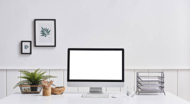 Arka planda yalıtılmış modern masaüstü ve bilgisayar ekranı 