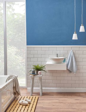 Beyaz ve mavi duvar, dekorasyon beyaz seramik ve lavabo Banyo odası tarzında. Küvet banyo oda tarzı kapının önünde olduğunu.