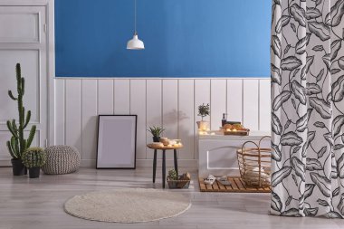 Mum ve spa nesne sabun tarzı, modern küvet ve perde arka plan, ev banyo, mavi ve beyaz nesne kadar yakın