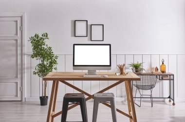 Bilgisayar ekran modern oda ve dekoratif salon stil. Beyaz izole bilgisayar ekranı.