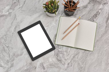 Klavye fare defter ve kalemler ile gri mermer teknolojik araç tablet ve telefon