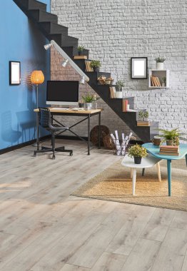 Modern oturma odası, beyaz tuğla duvar, tahta Resepsiyon ve masaüstü, siyah merdiven, iç kanepe halı.