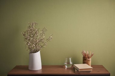 Dekoratif masa ve tablo stili ve yeşil duvar arka plan ile Resepsiyon iç Oda vazoyu