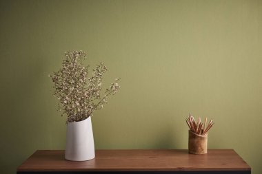 Dekoratif masa ve tablo stili ve yeşil duvar arka plan ile Resepsiyon iç Oda vazoyu