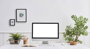 Arka planda yalıtılmış modern masaüstü ve bilgisayar ekranı 