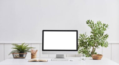 Arka planda yalıtılmış modern masaüstü ve bilgisayar ekranı 