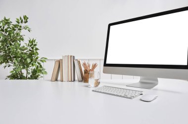 Arka planda yalıtılmış modern masaüstü ve bilgisayar ekranı 