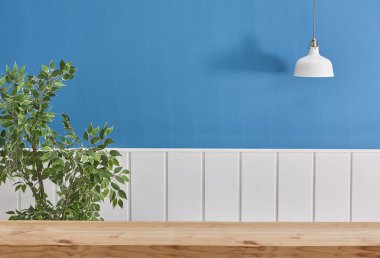 Ahşap masa mavi beyaz arka plan, bitki ve beyaz konsept. 