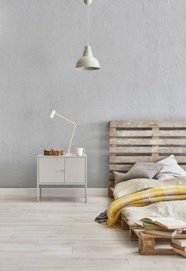 Yatak odası ahşap palet tarzı ile gri taş duvar, yatak odasında kaktüsler