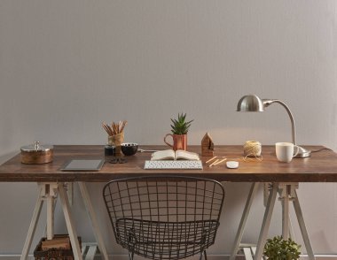 kahverengi parke ile oturma odası tarzı. Şekillendirme için sandalye ve bitkiler ile Oda