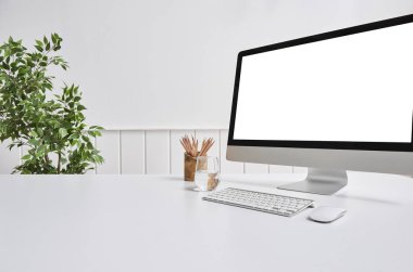 Arka planda yalıtılmış modern masaüstü ve bilgisayar ekranı 
