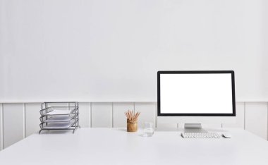 Arka planda yalıtılmış modern masaüstü ve bilgisayar ekranı 