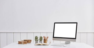 Arka planda yalıtılmış modern masaüstü ve bilgisayar ekranı 