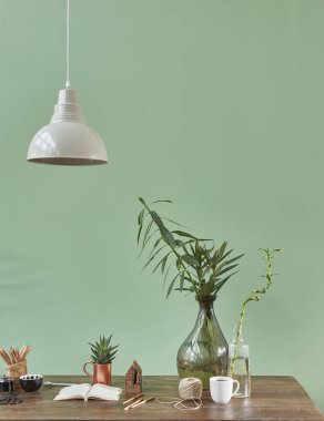 Nane duvar ve salon. Masa ve vazo bitkilerin gri kanepe