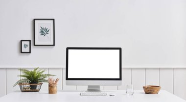 Arka planda yalıtılmış modern masaüstü ve bilgisayar ekranı 