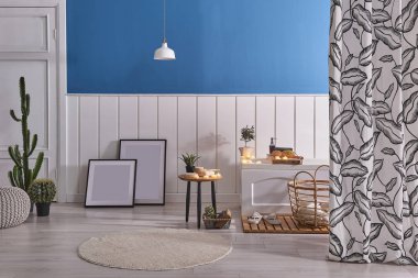 Mum ve spa nesne sabun tarzı, modern küvet ve perde arka plan, ev banyo, mavi ve beyaz nesne kadar yakın