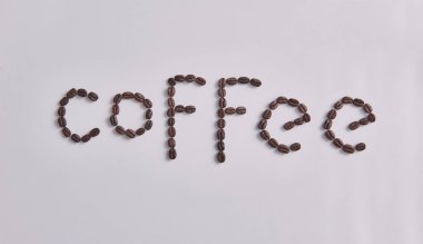 Kahve kahve çekirdekleri ile beyaz zemin üzerine yazma ve izole