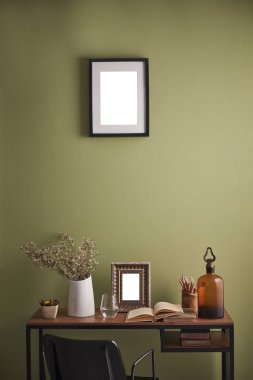Dekoratif masa ve tablo stili ve vazo bitki çerçeve cam su ve Resepsiyon iç oda yeşil duvar arka plan ile ilgili kitap