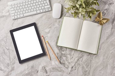 Bitki ve kalem klavye fare dizüstü vazo ile gri mermer teknolojik araç tablet ve telefon