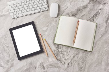 Bitki ve kalem klavye fare dizüstü vazo ile gri mermer teknolojik araç tablet ve telefon