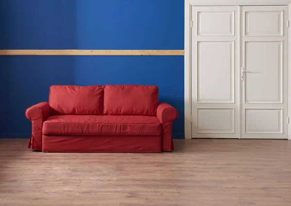 Sfondo Blu Scuro Divano Rosso Stile Parquet Marrone — Foto Stock